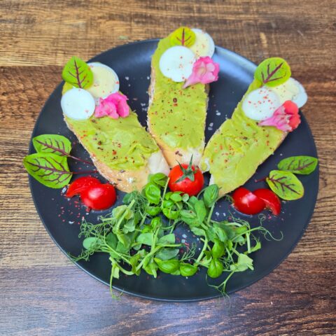 Avocado sandwich with mozzarella and mixed leaves